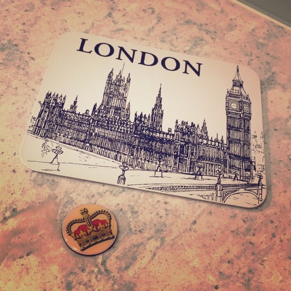 London Magnetic Board With Crown Magnet - Picture 3 of 4